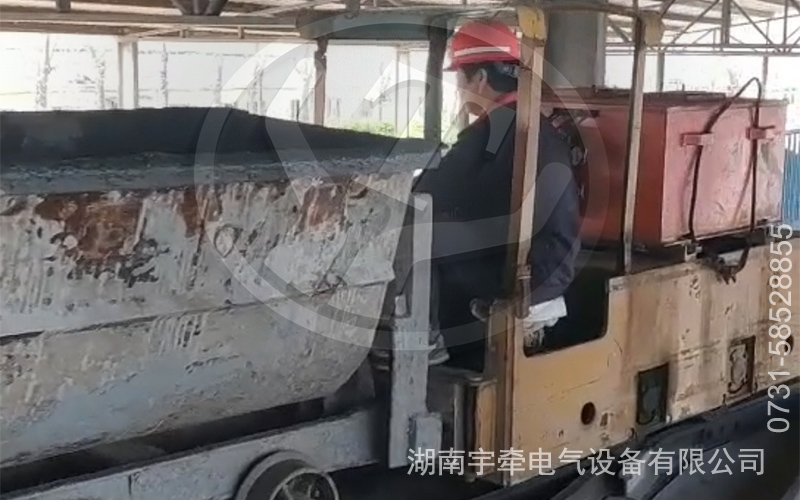 2.5噸蓄電池防爆電機(jī)車現(xiàn)場視頻.jpg