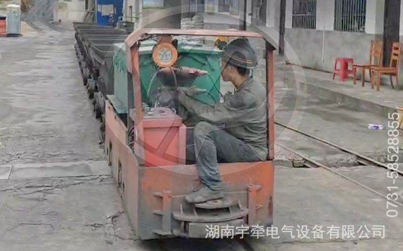 2.5噸防爆蓄電池電機(jī)車(chē)現(xiàn)場(chǎng)運(yùn)行視頻.jpg