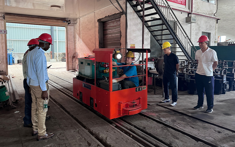 海外客戶來(lái)廠采購(gòu)礦用電機(jī)車 2.jpg