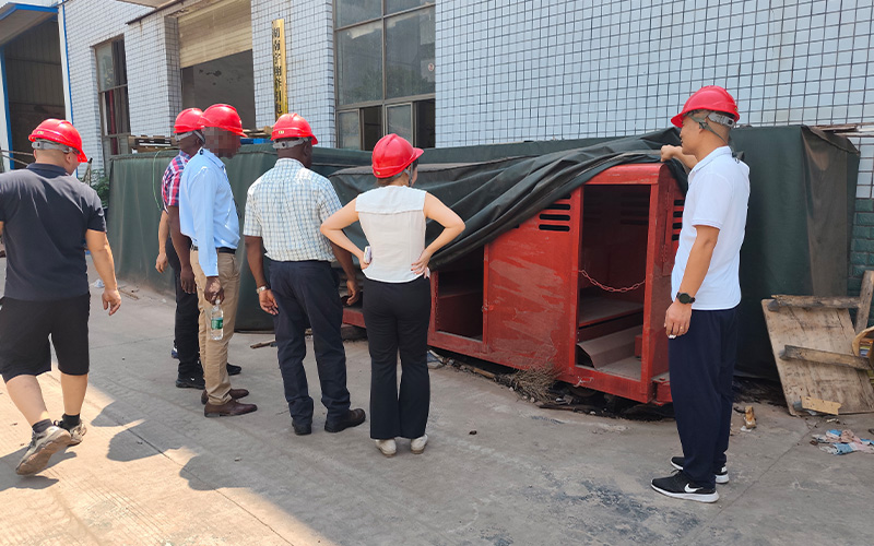海外客戶來(lái)廠采購(gòu)礦用電機(jī)車 4.jpg